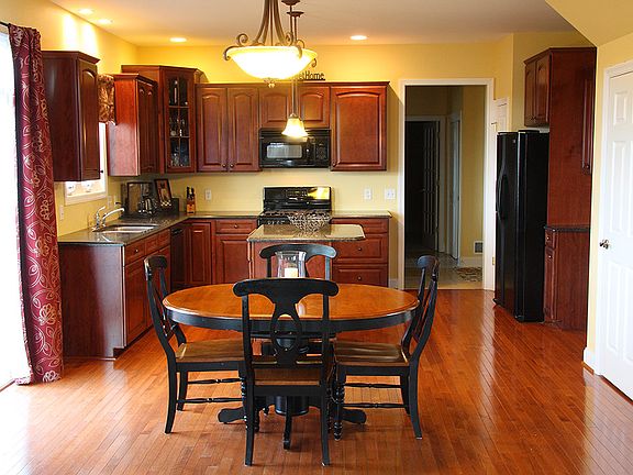 3rd image of 93 Woodgreen Dr