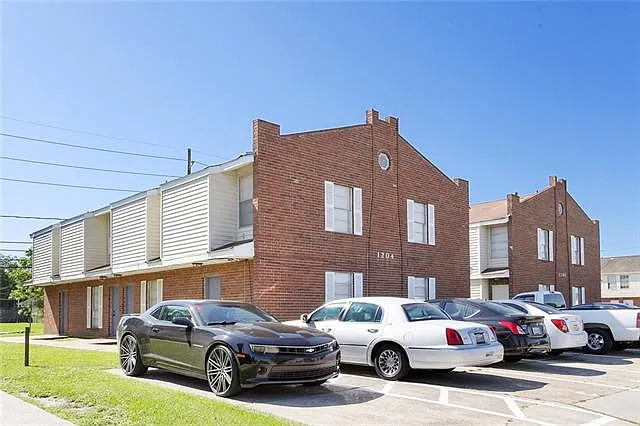 1208 Cambridge Dr — Photo 1