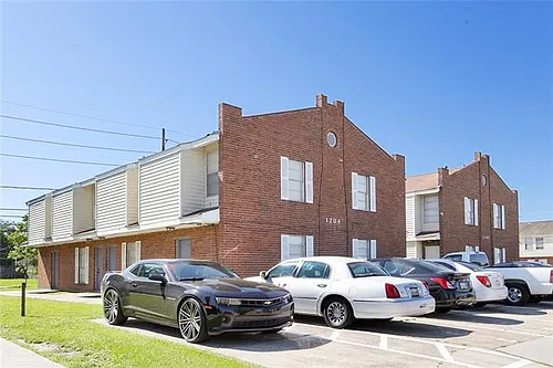 1208 Cambridge Dr Photo 1