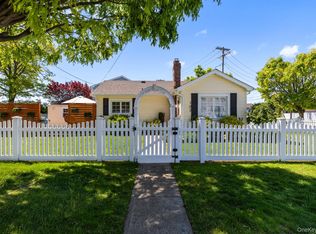 102 Garfield Pl, Massapequa, NY 11758
