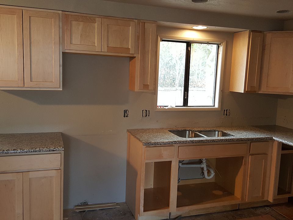 Kitchen cabinets and counteds just installed