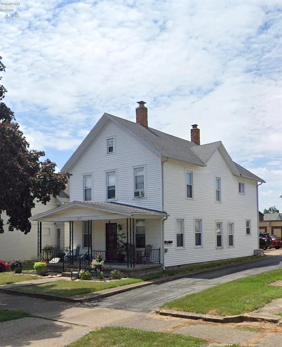 1025 Warren St photo 1