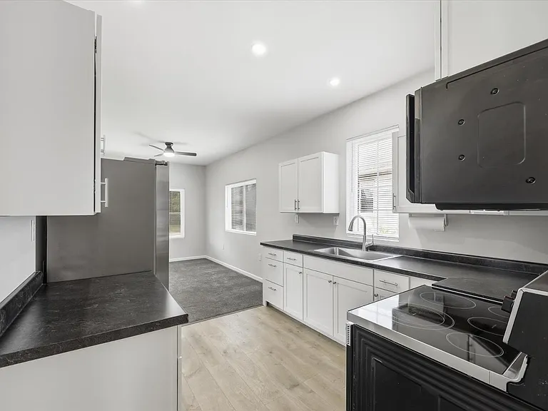 1444 Primrose Ave — Photo 9