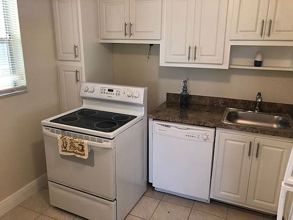 4th image of 5520 Lakewood Cir N #621-1
