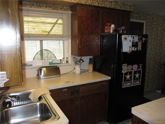 3rd image of 253 Edward St