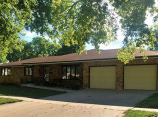 1077 18th Ave, Columbus, NE 68601