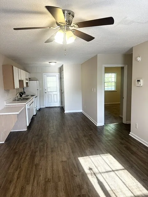 2 bed, 745 sqft, $995 — Photo 2