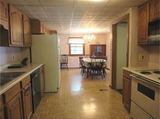 3rd image of 15 Rose Ave