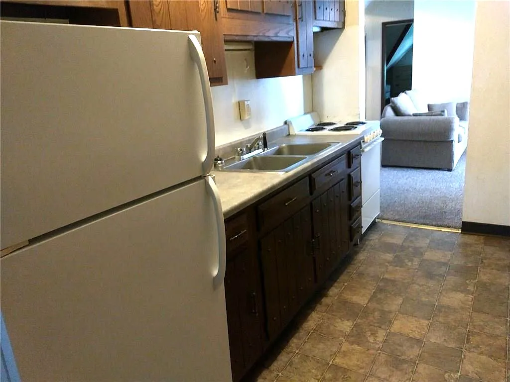 3 bed, 1000 sqft, $950 — Photo 2