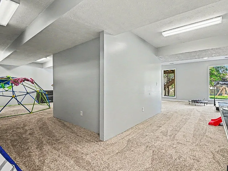 18328 Polk St — Photo 9