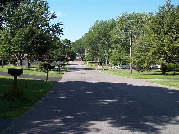 4th image of 204 Camillus Dr