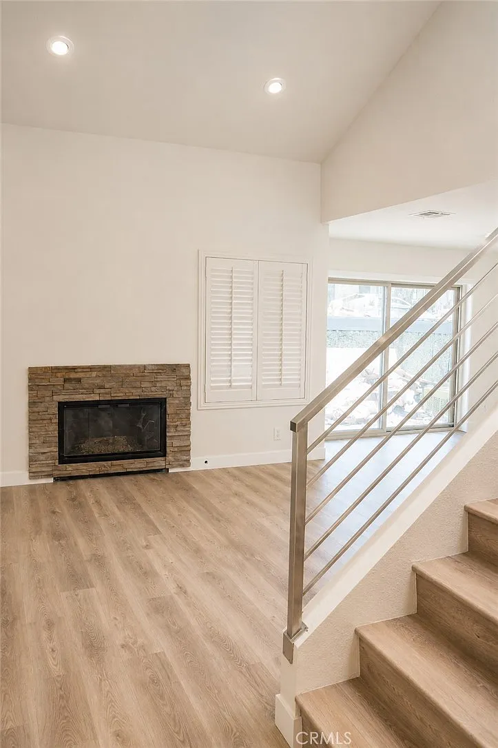 3 bed, 2.5 bath, 1362 sqft, $3,400 — Photo 4