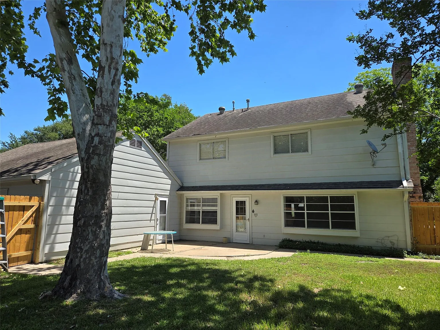4 bed, 2.5 bath, 2252 sqft, $2,500 — Photo 3
