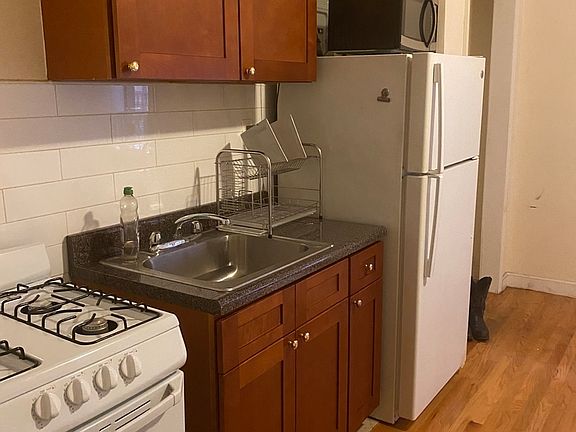 2nd image of 170 Linden St #3J