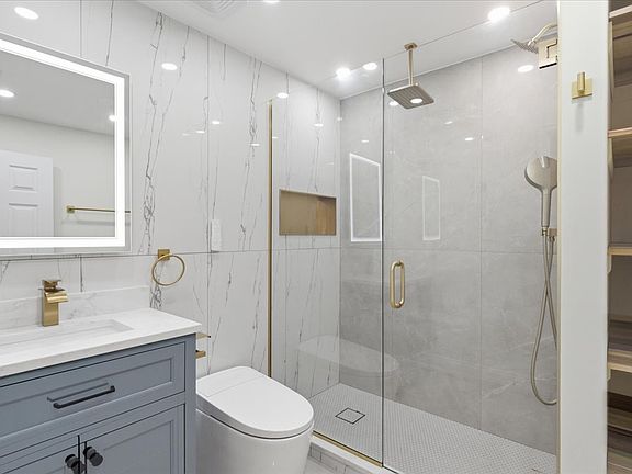 4th image of 2939 N Hamlin Ave