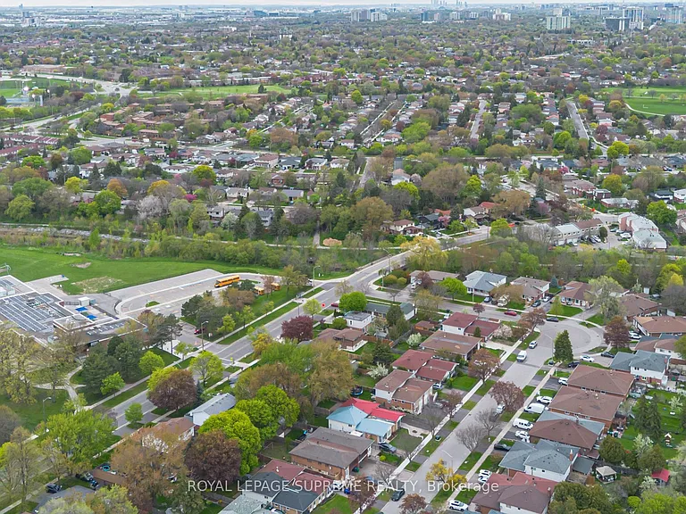 143 Voltarie Cres #UPPER — Photo 32