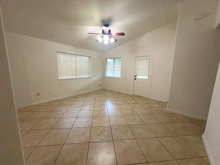 810 Chance Ln — Photo 4