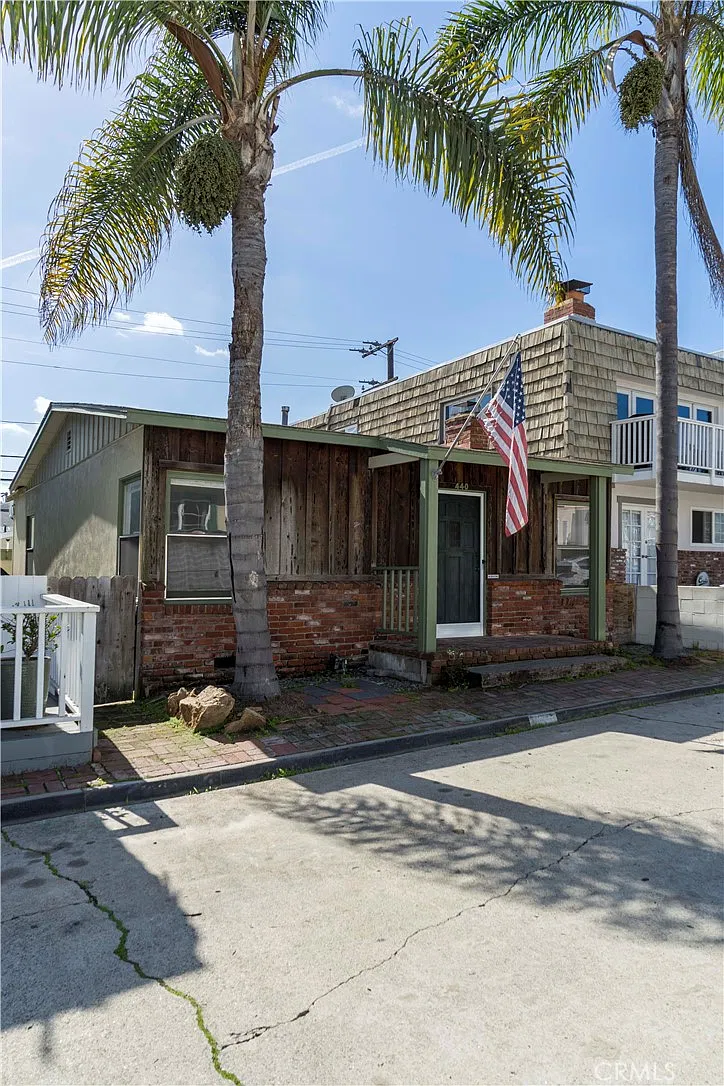 2 bed, 816 sqft, $5,995 — Photo 1