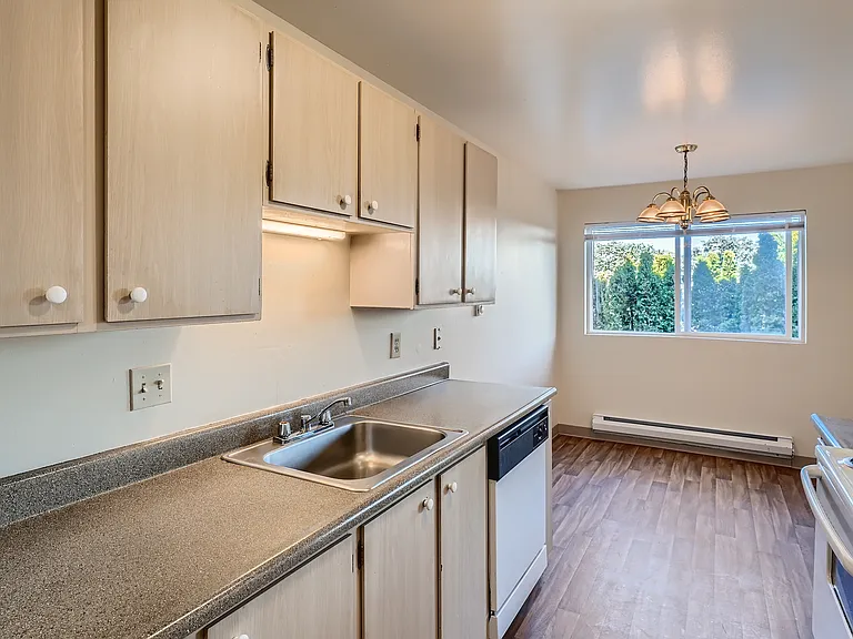 Sunset View Apartments — Photo 14