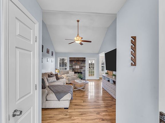 4th image of 1085 Heatherwood Rd