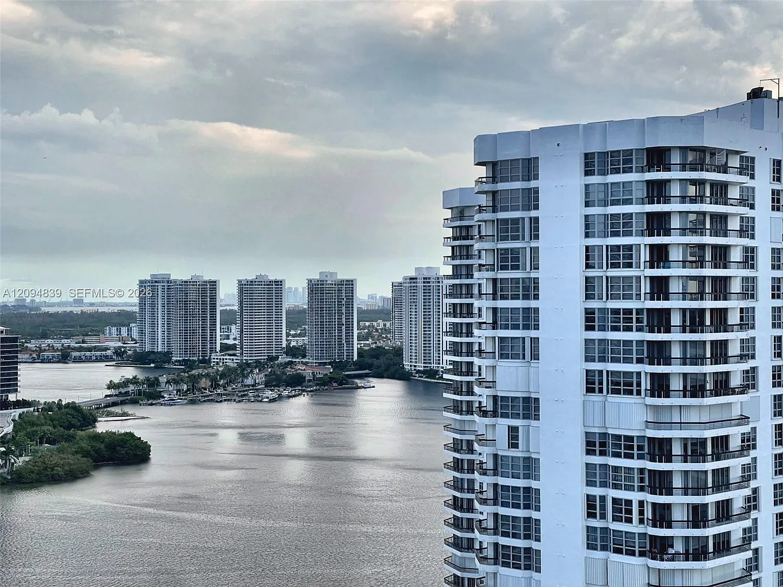 Mystic Pointe Tower 400 C — Photo 4