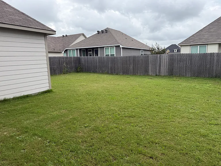 717 Hollyhock Dr — Photo 16