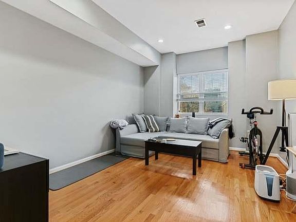 5th image of 2328 N Rockwell St #2