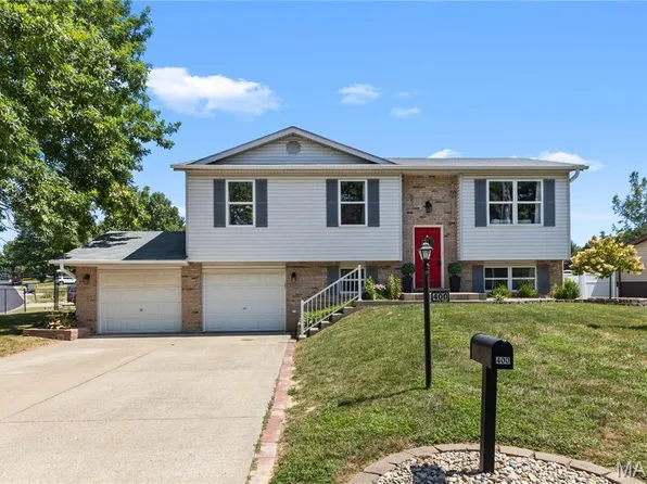 400 Saint John Dr, Godfrey, IL 62035