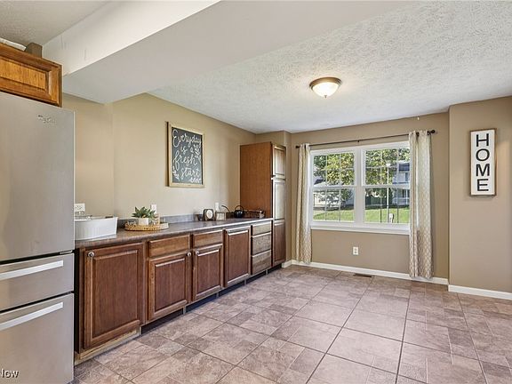 4th image of 684 Breezewood Ln