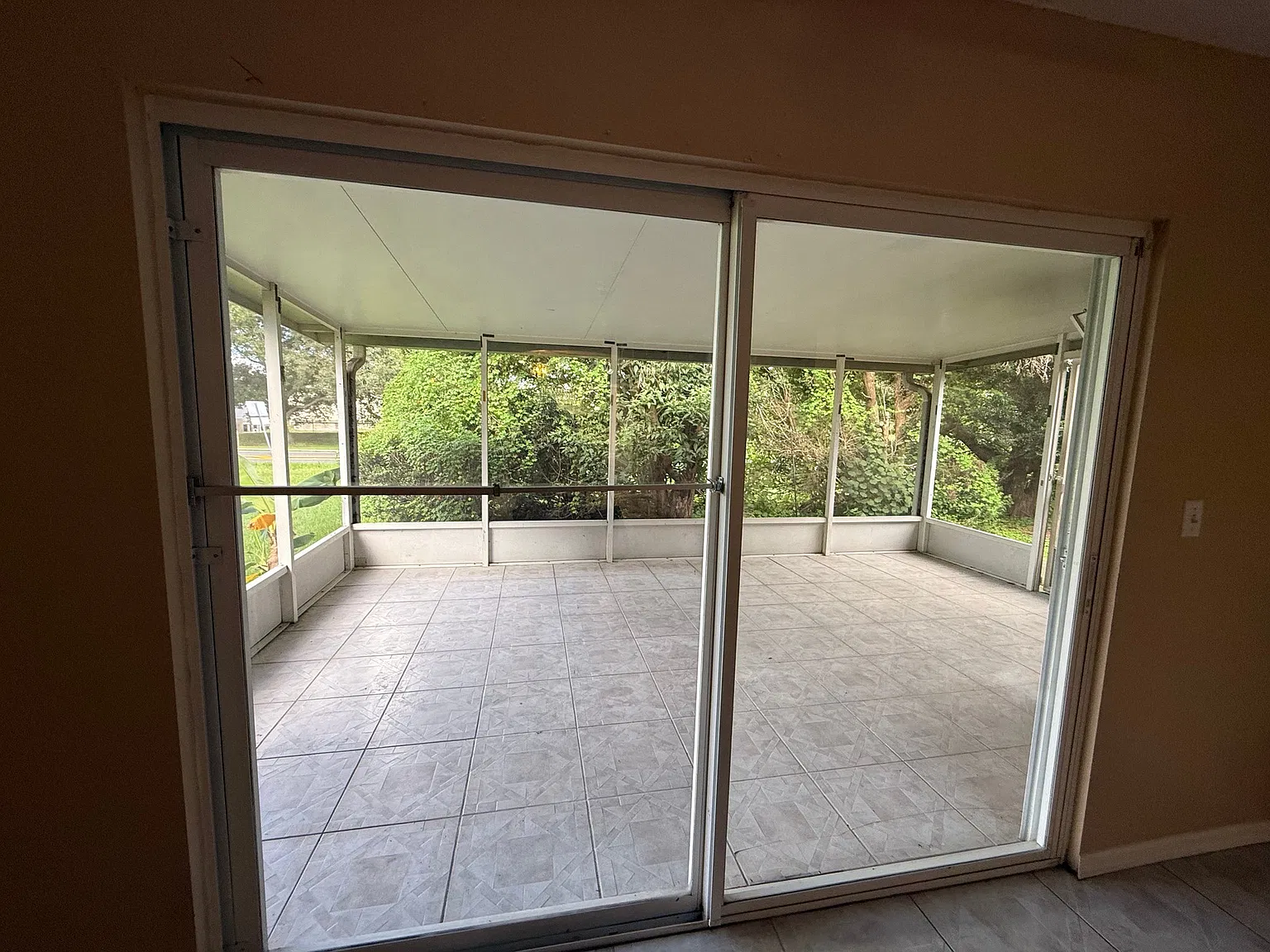 Spacious 4 Bed/2 Bath Home in Groveland, FL - Available 10/01, $2250/mo — Photo 2