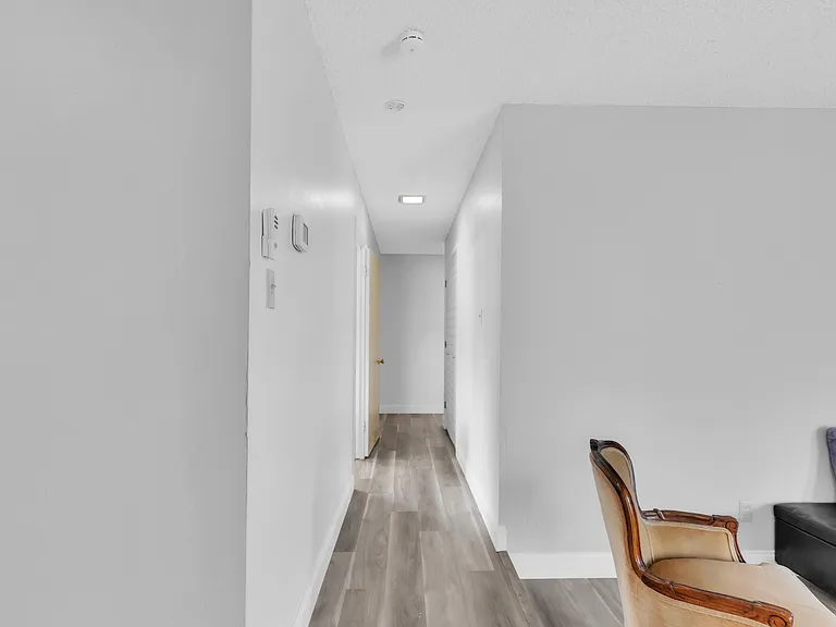 Hallway to all bedrooms.