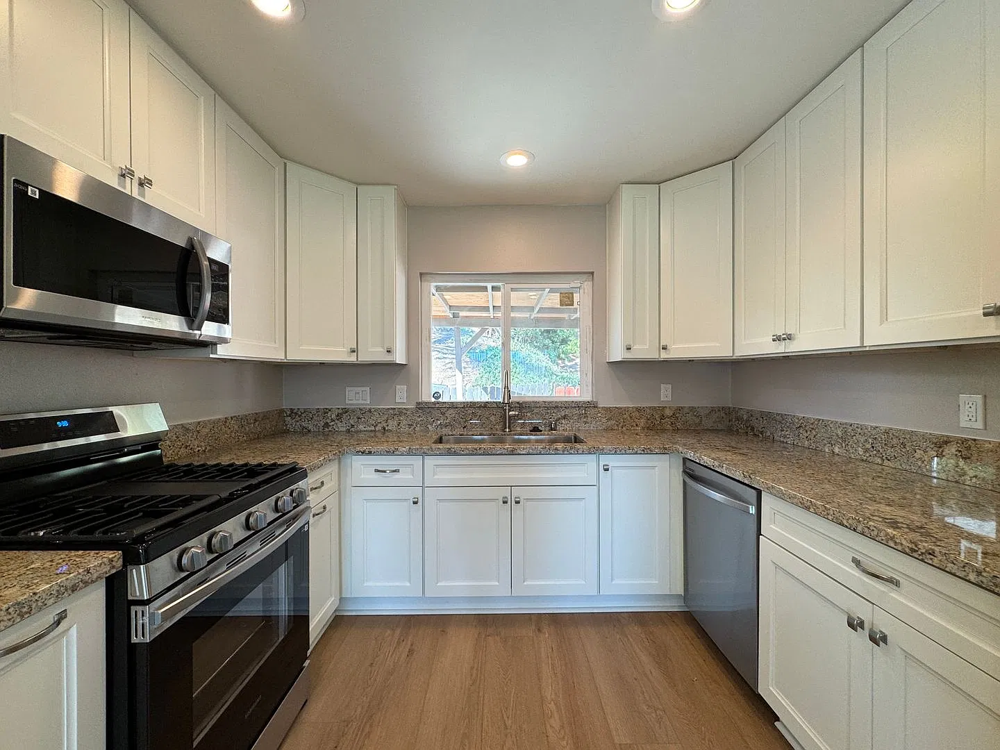 Upgraded 4 Bedroom 2 Bath House with Central A/C, Large Back Yard — Photo 3