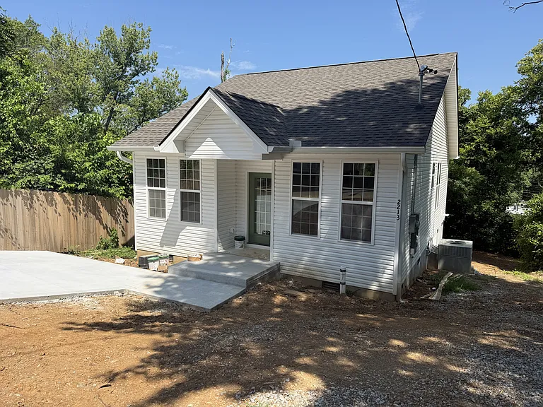 2213 Cityview Ave — Photo 2