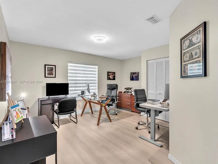 639 Verona Pl — Photo 15