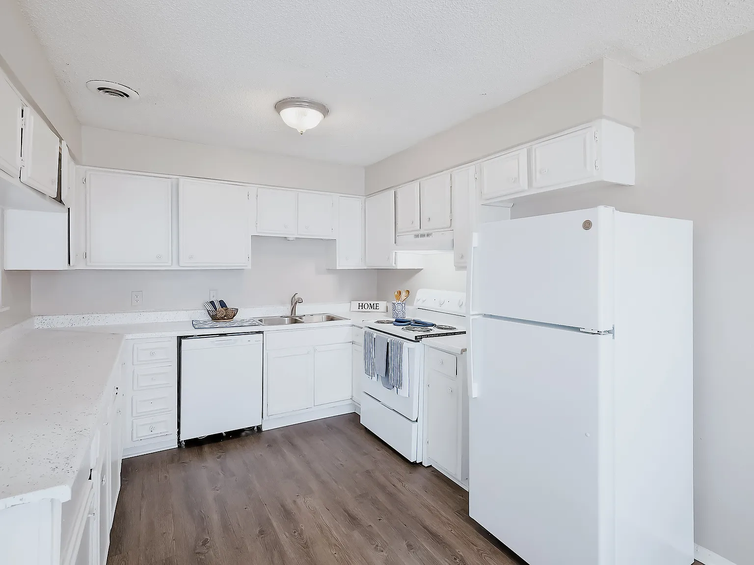 Emerald Square Apartments — Photo 3