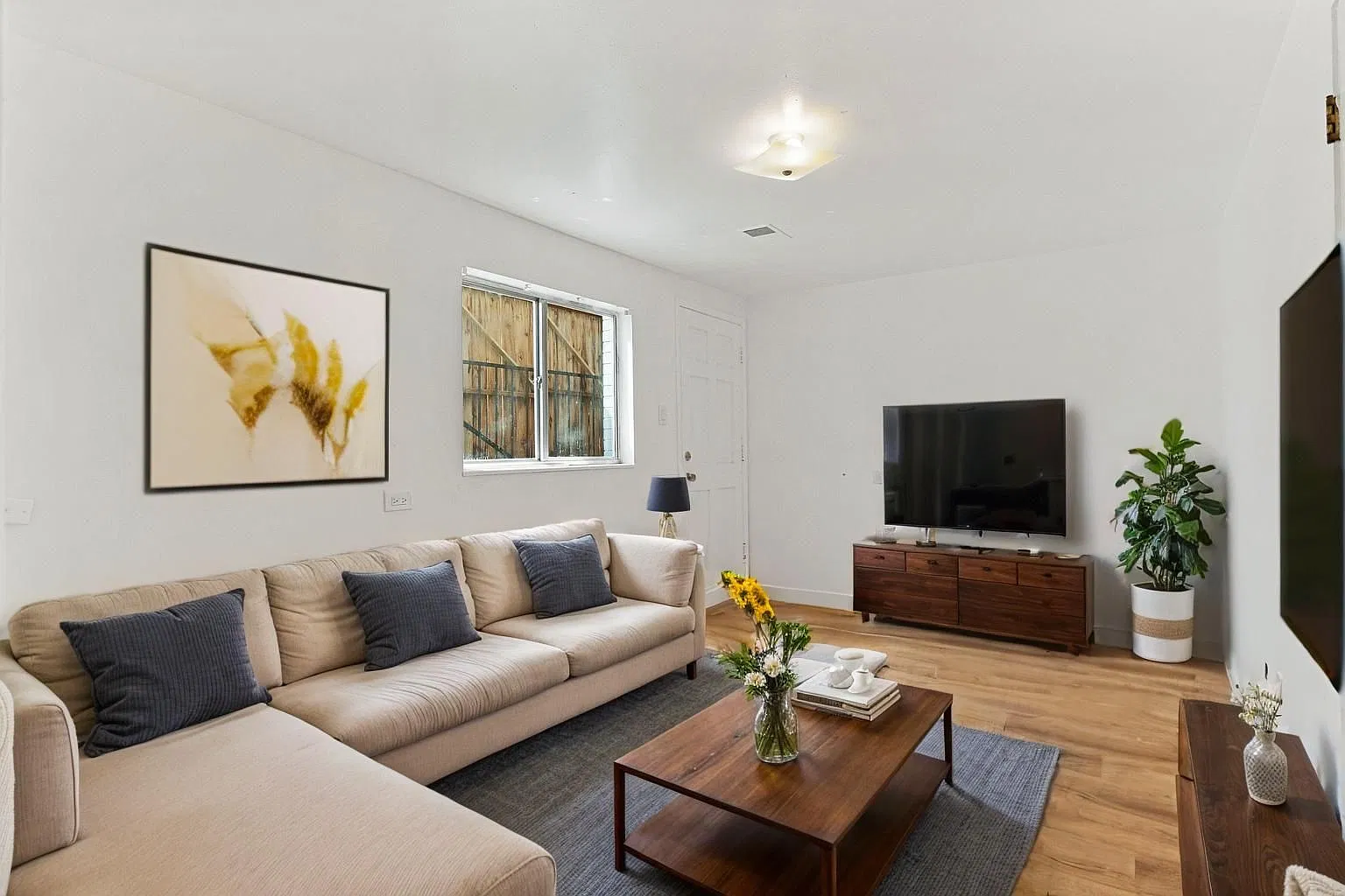 3 bed, 1.5 bath, 1250 sqft, $2,400 — Photo 3