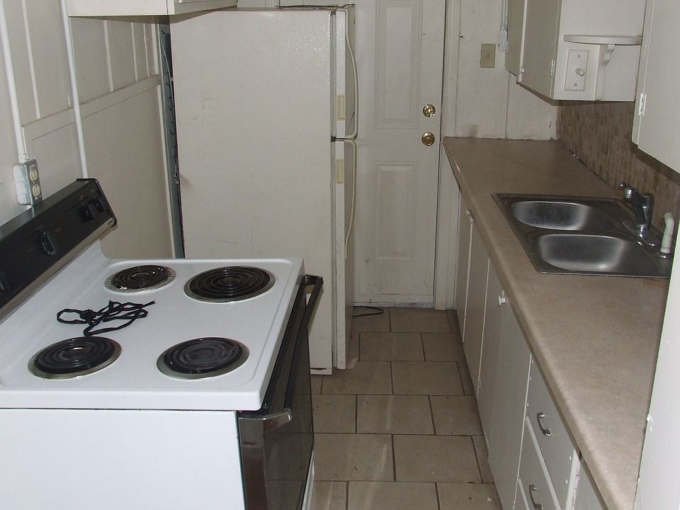 Kitchen includes fridge & stove.