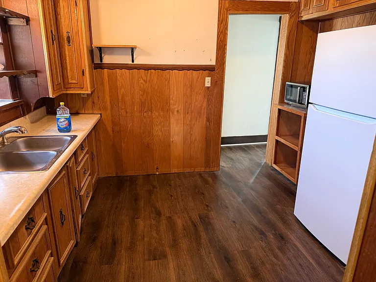 1137 E Moses St — Photo 6