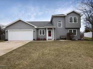 280 Royce Ln, Roselle, IL 60172