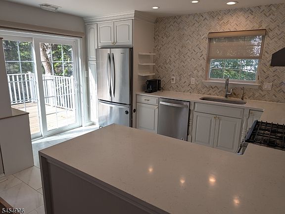 3rd image of 34 Mayflower Dr