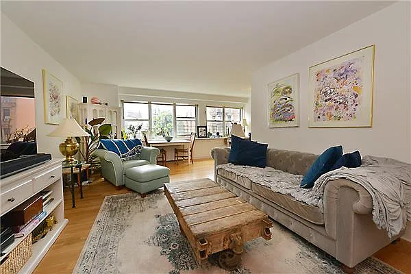 Sold by Siderow Residential Group | media 1
