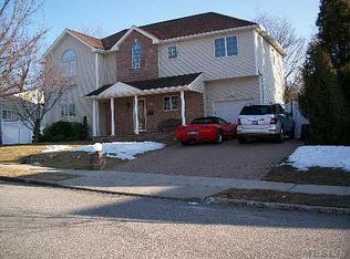 39 Peter Ln, Plainview, NY 11803
