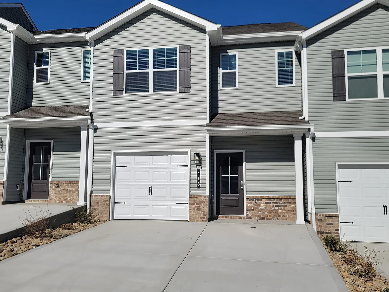 3 bed, 2.5 bath, 1381 sqft, $2,000 — Photo 1