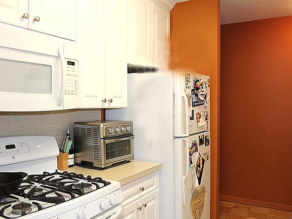 5th image of 26910 Grand Central Pkwy APT 6B