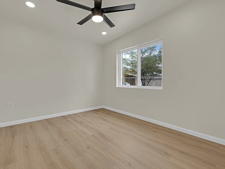 207 E Valeska Rd — Photo 8