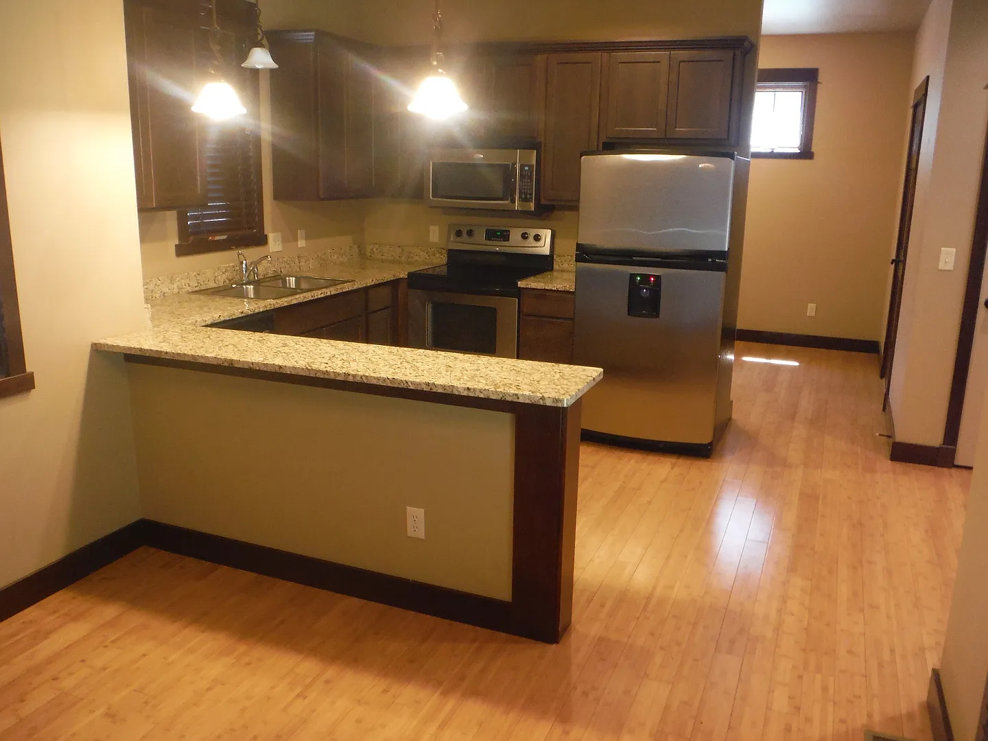 Gorgeous 3 Bedroom Condo- Across Street from Dinosaur Park! — Photo 4