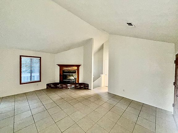 3rd image of 28282 Larchmont Ln