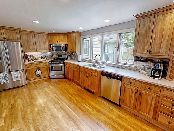 5th image of 18 Winfield St