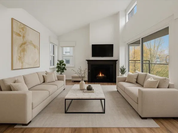 1340 Duchess Ave #406, West Vancouver, BC V7T 1H6