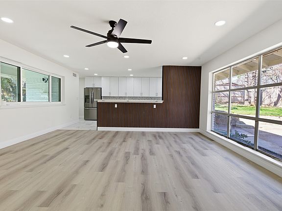 4th image of 608 W Redbud Dr